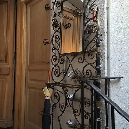 アパート Light Filled Penthouse In Old Antibes. Heart Of The Riviera