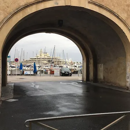Light Filled Penthouse In Old Antibes. Heart Of The Riviera * アンティーブ
