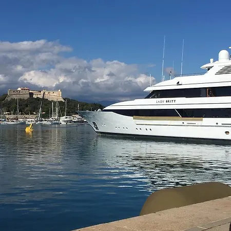 Light Filled Penthouse In Old Antibes. Heart Of The Riviera アンティーブ
