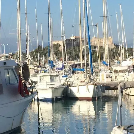 Light Filled Penthouse In Old Antibes. Heart Of The Riviera アパート