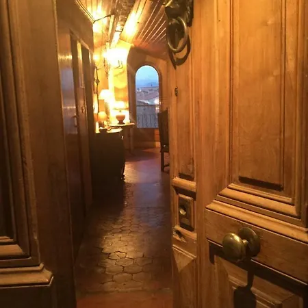 Light Filled Penthouse In Old Antibes. Heart Of The Riviera アンティーブ