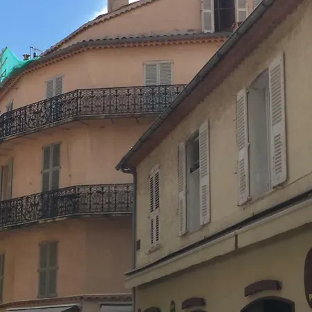 Light Filled Penthouse In Old Antibes. Heart Of The Riviera アパート